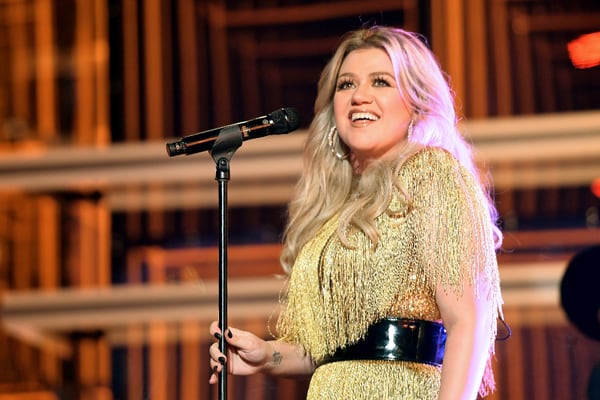 Kelly Clarkson opens up about dating struggles: “I just find it awkward”
